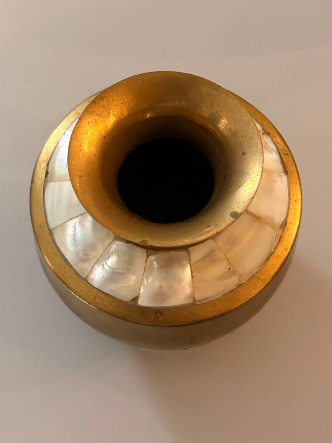 Petit vase vintage en laiton et nacre naturelle