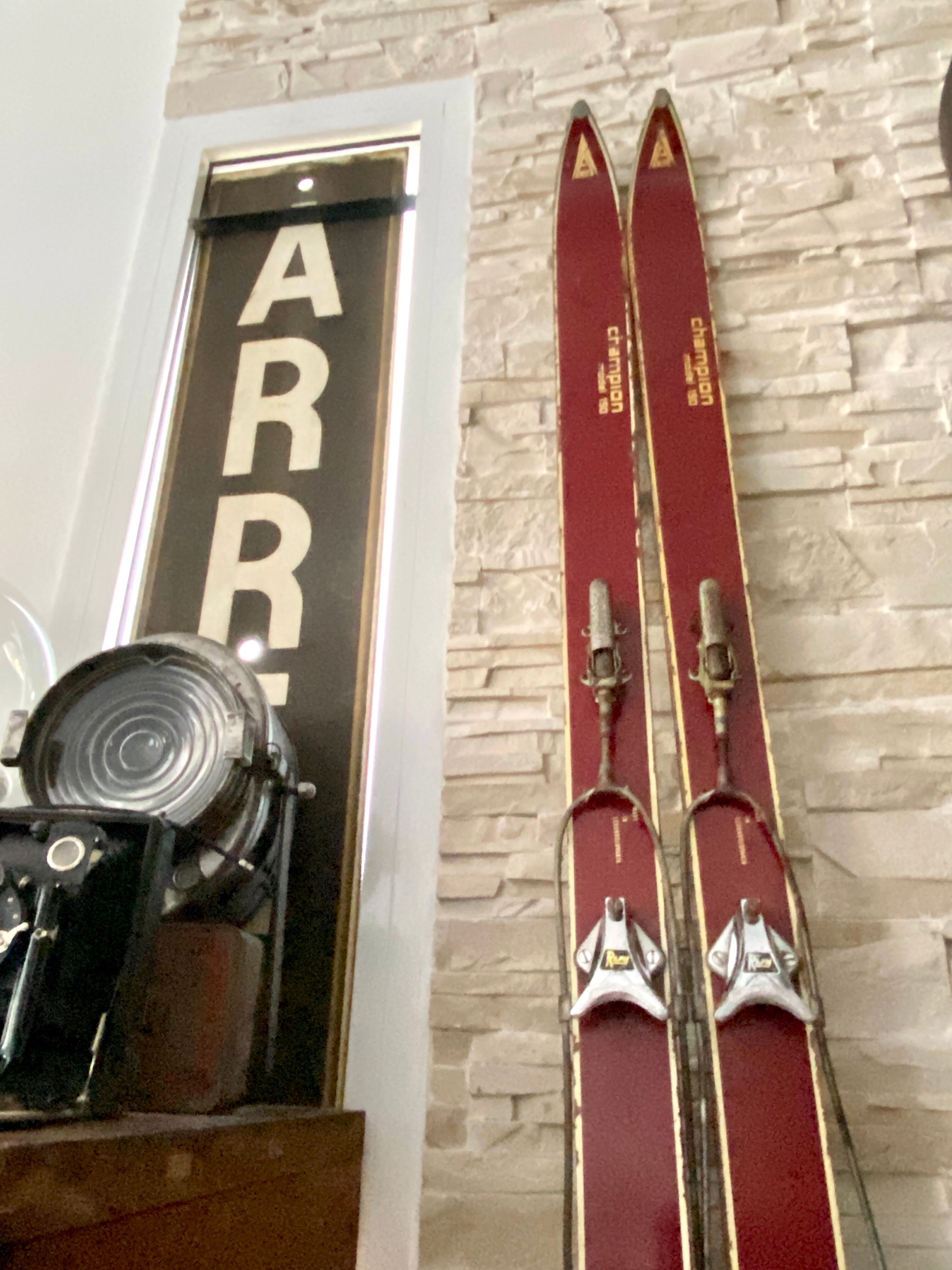 Paire de ski vintage en bois