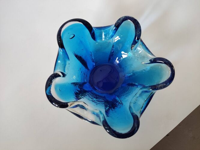 Bol en verre bleu fait à la main