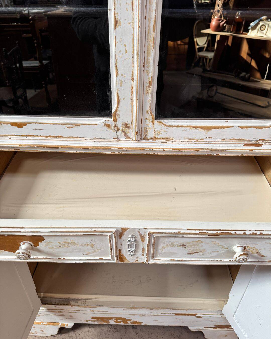 Armoire parisienne vitrée et patinée