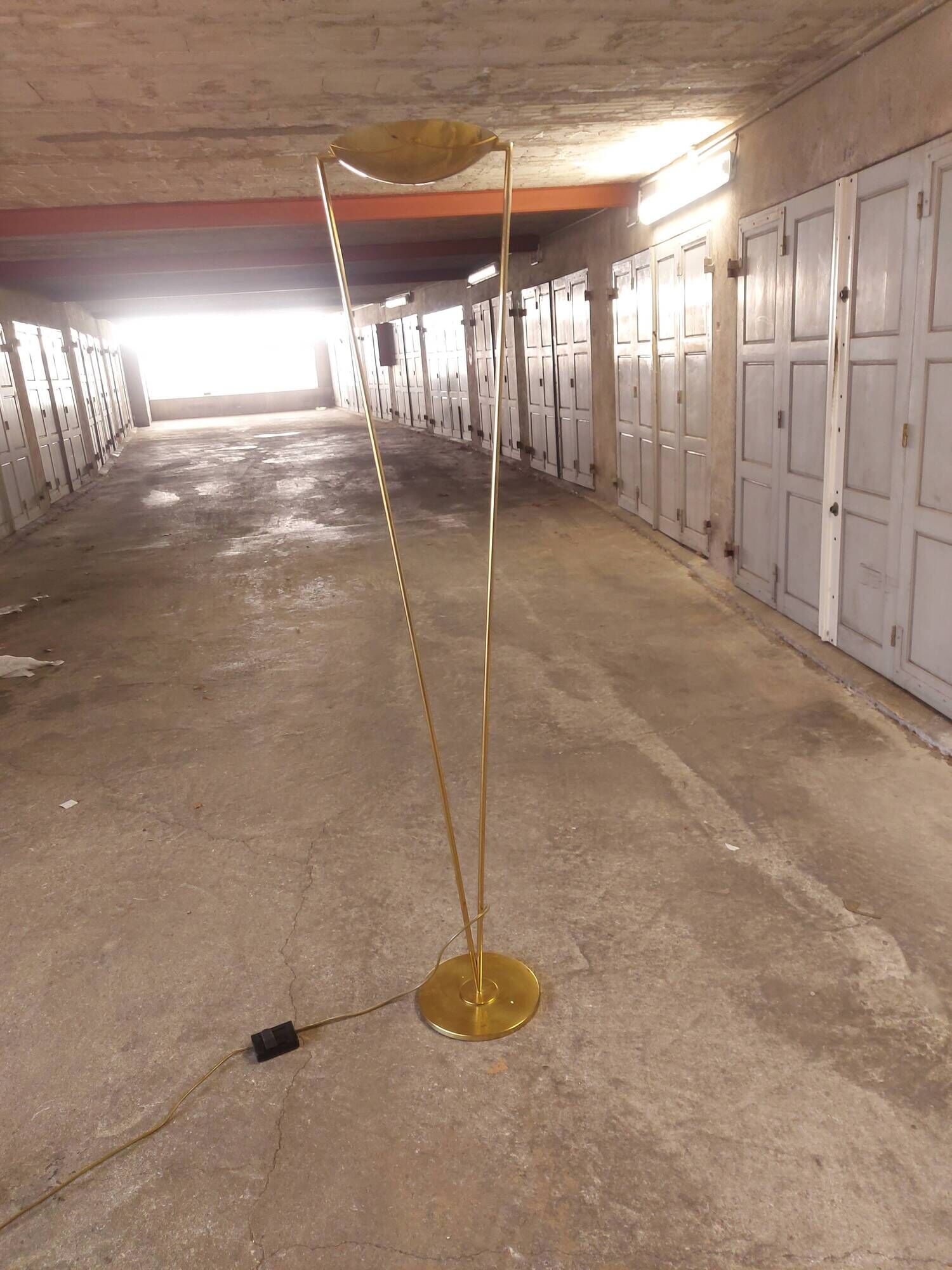 Victory brass floor lamp from the 80's, design studio Artof for Lumen