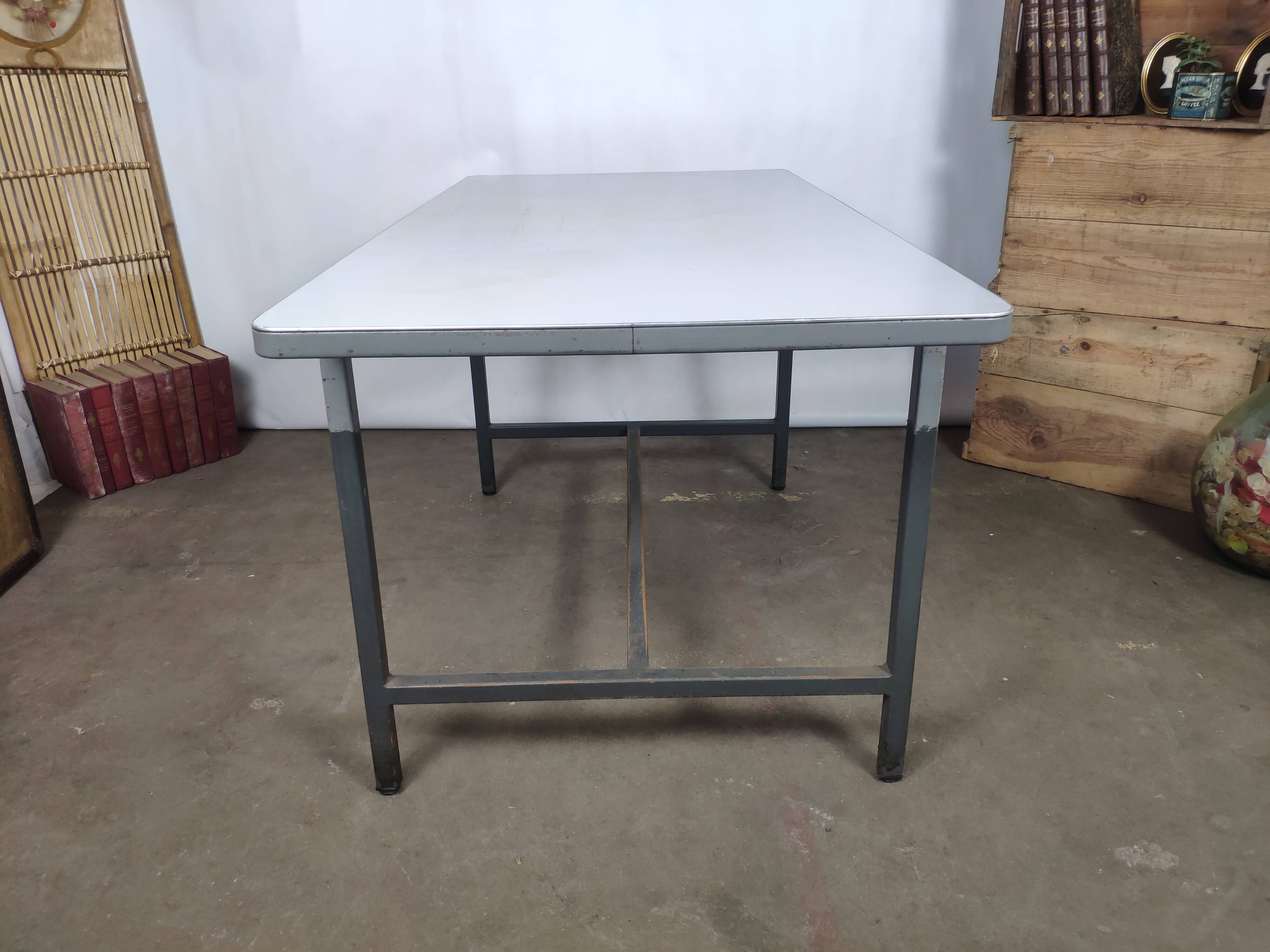 Table métallique industrielle