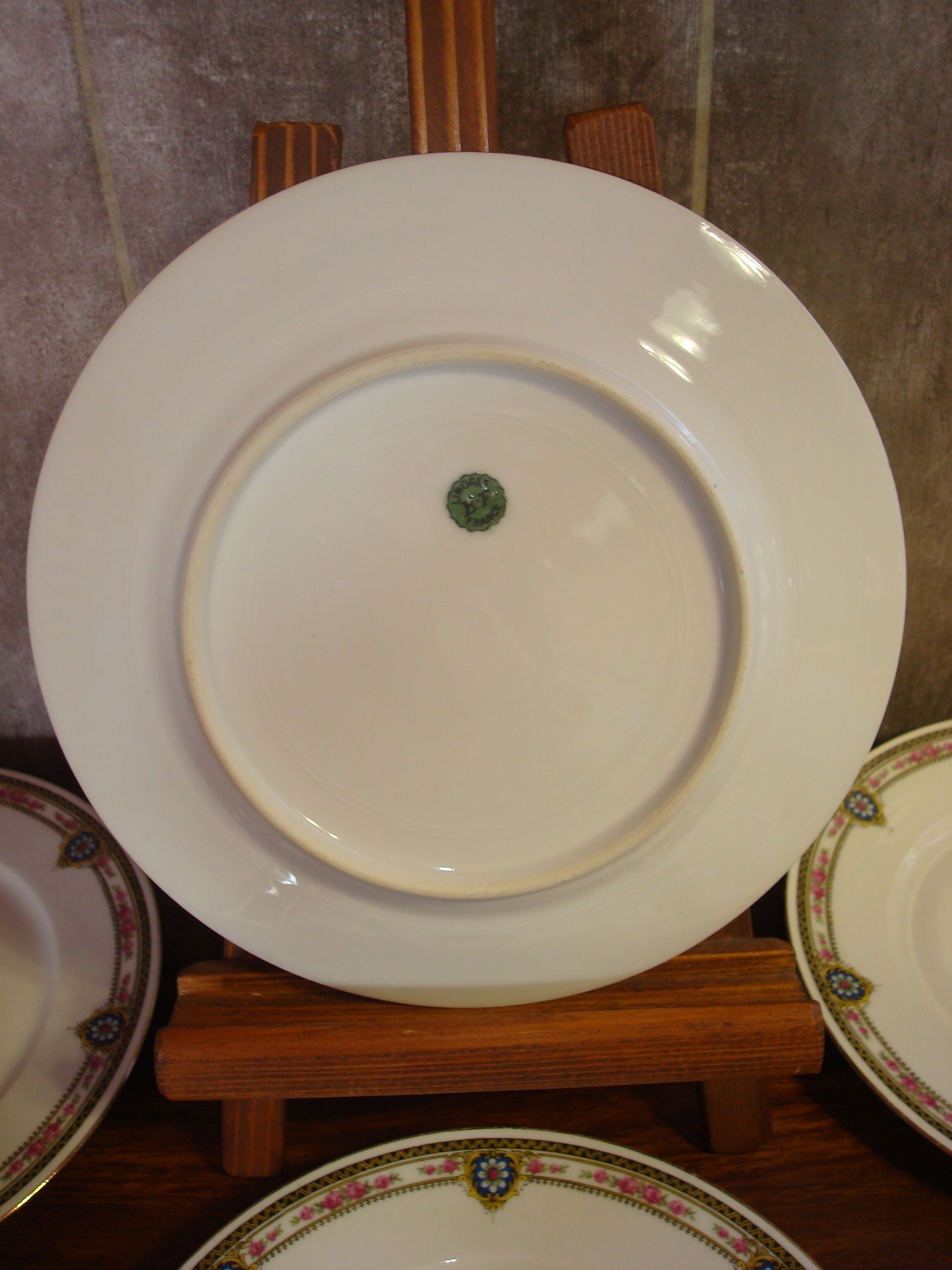 6 flat porcelain plates, "B.F Limoges" garlands of roses and geometric frieze, lot 1.