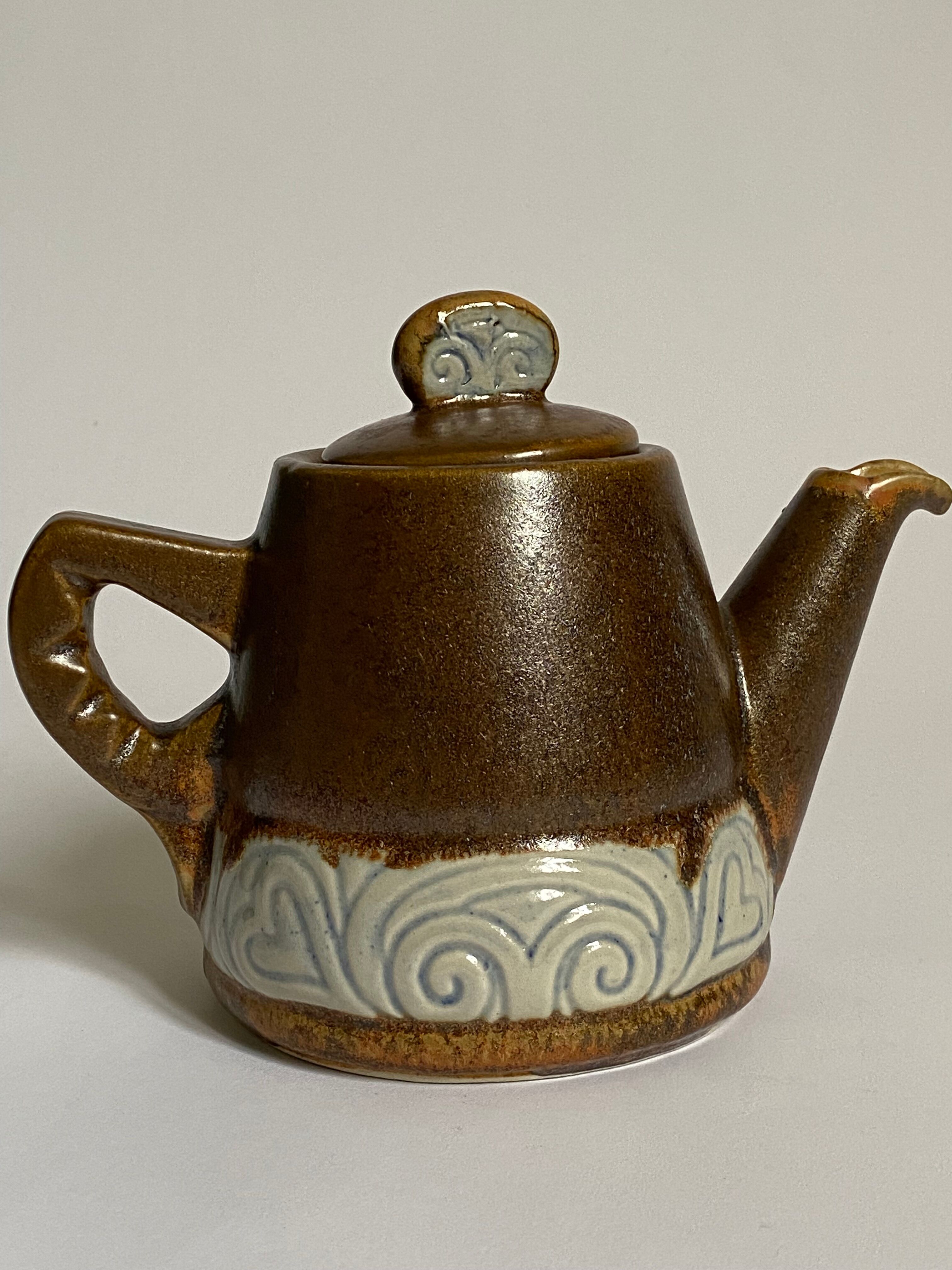 Theiere and milk jar thereof