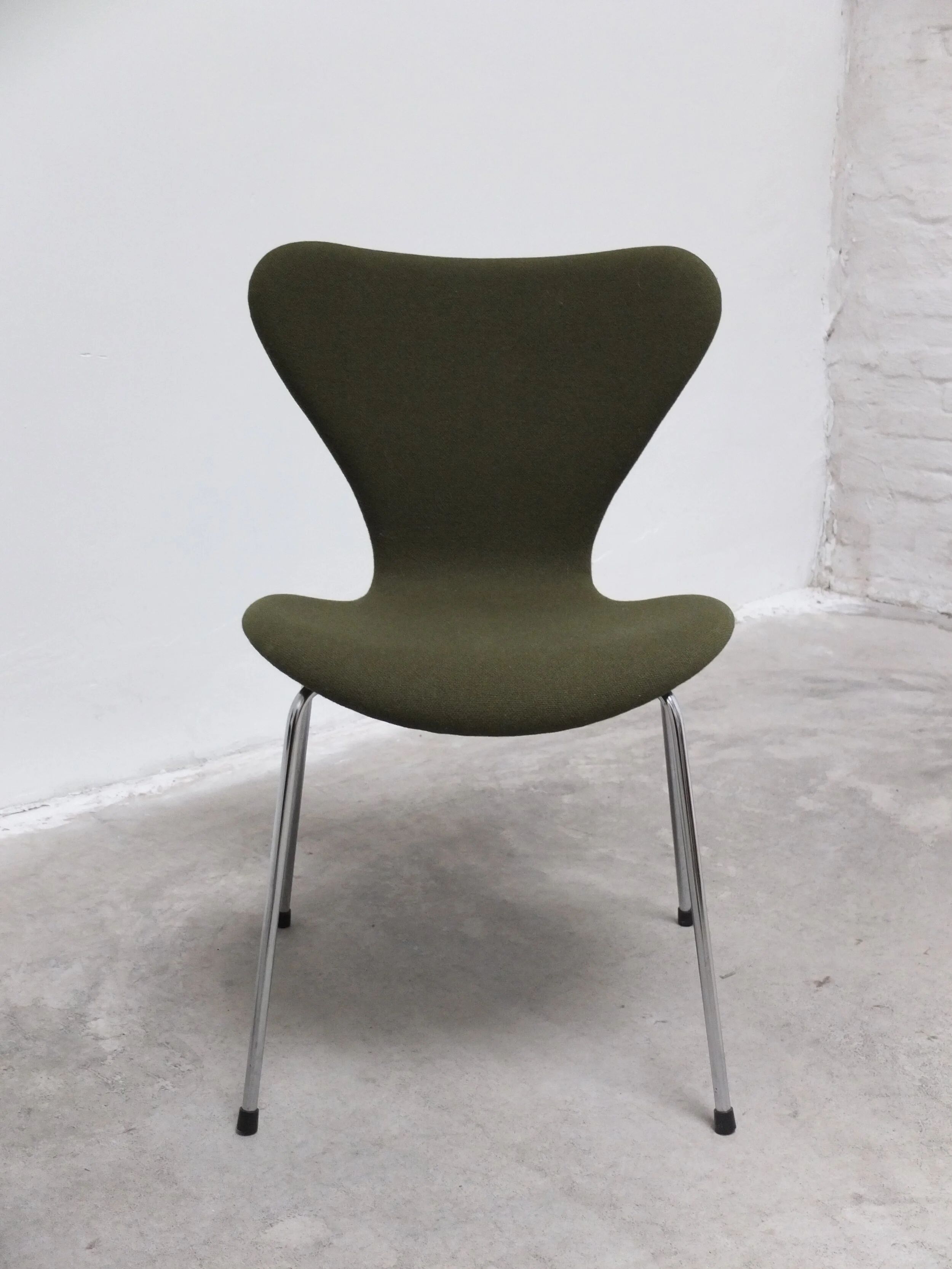 Pair of 'Series 7' chairs in green fabric by Arne Jacobsen for Fritz Hansen, 1980