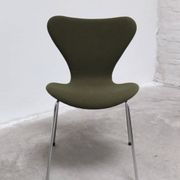 Pair of 'Series 7' chairs in green fabric by Arne Jacobsen for Fritz Hansen, 1980