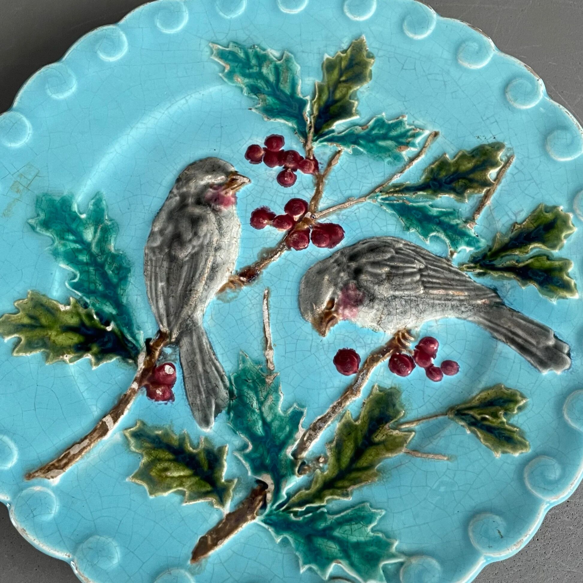 Plate with birds and holly in Sarreguemines majolica from the 19th century - Barbotine - Ref 1158