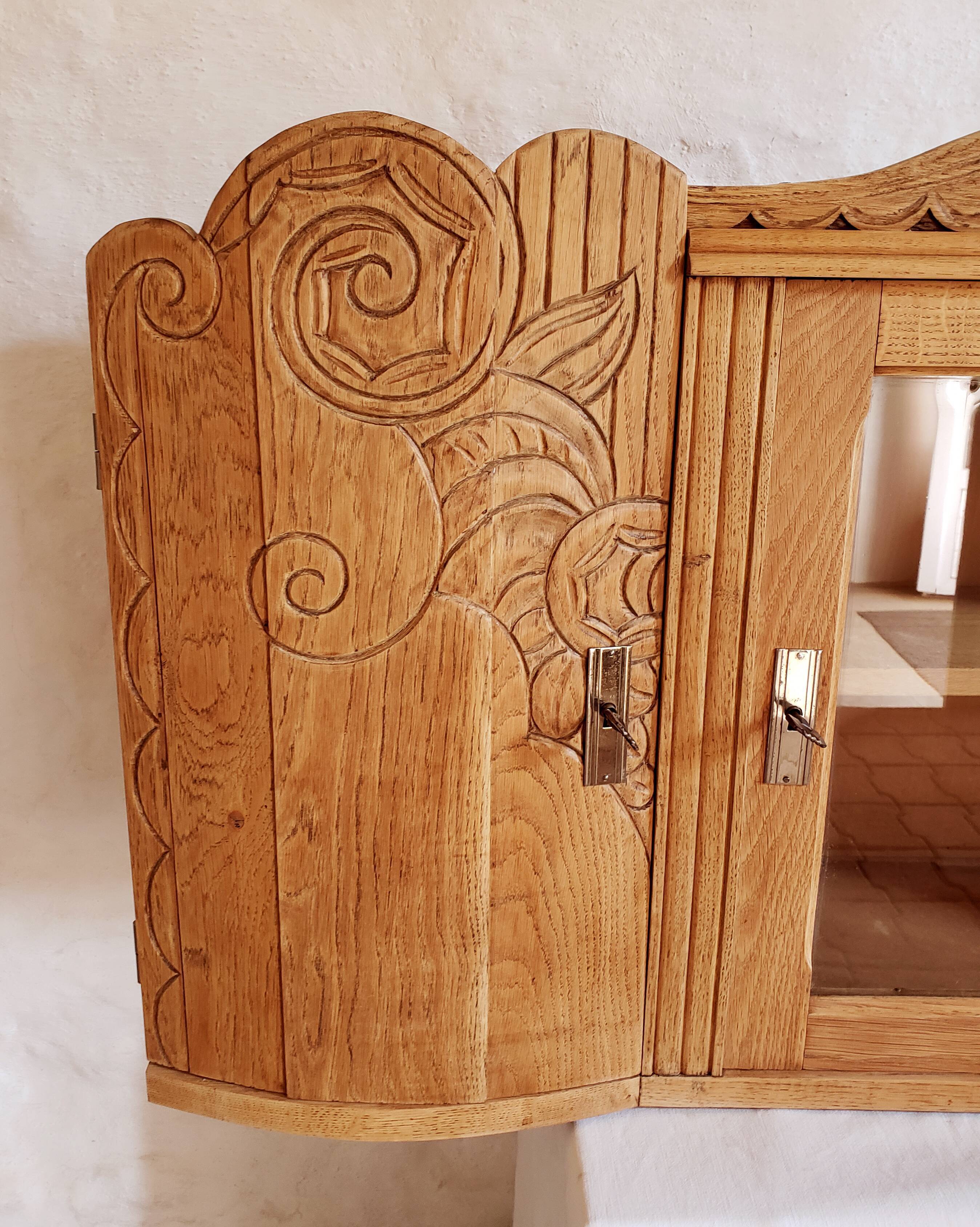 Art-deco wall showcase in raw oak