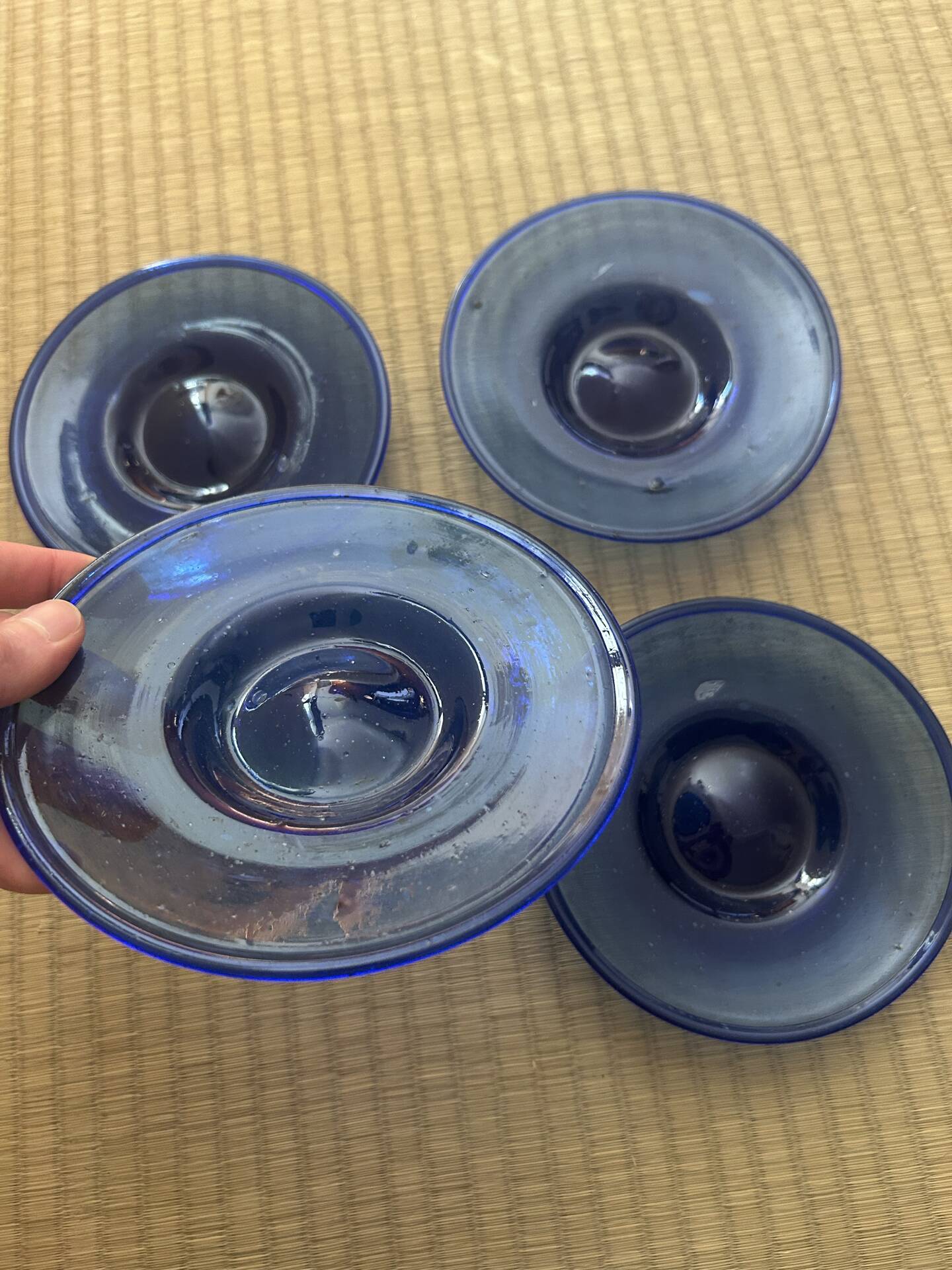 Glass bubble plates