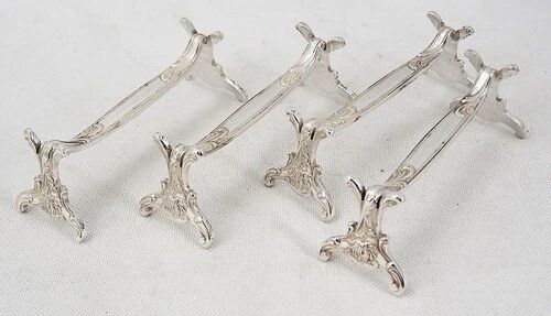 Christofle Chrysanthème, 4 silver-plated knife rests, excellent condition.