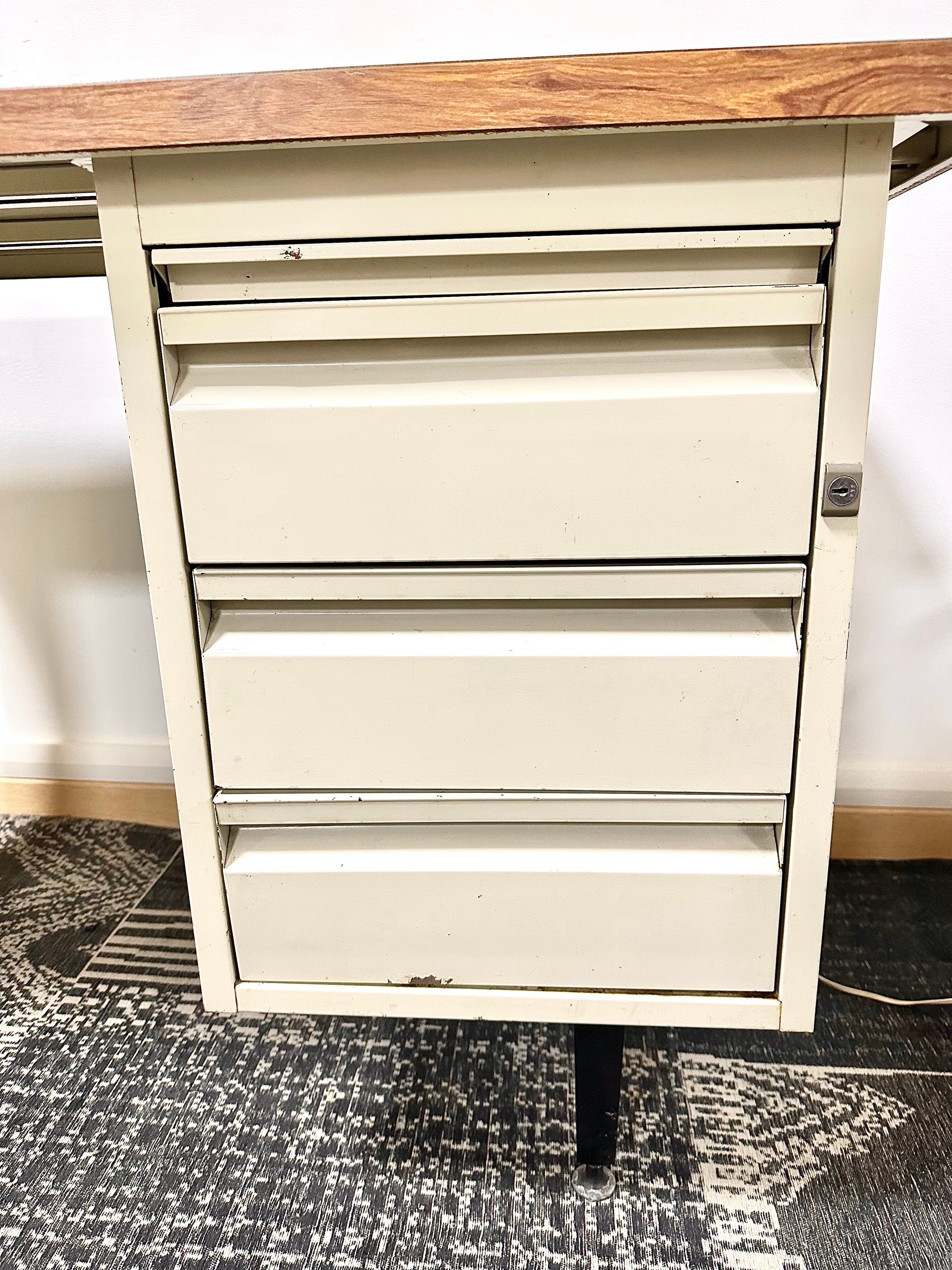 Strafor style metal desk