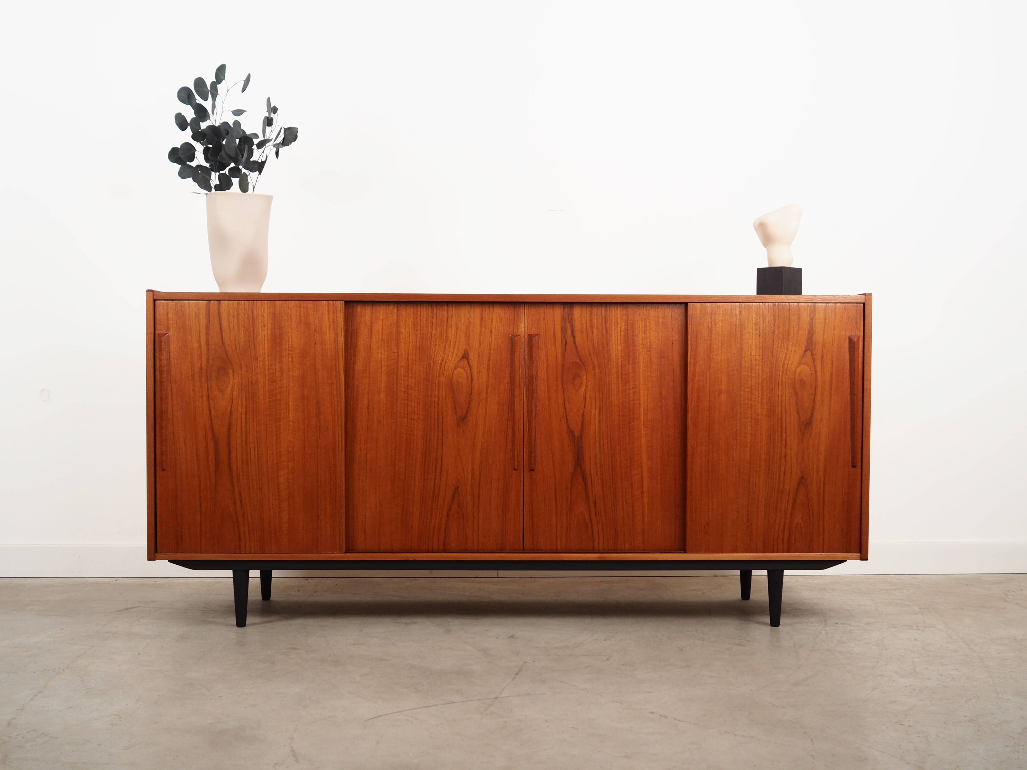 Buffet en teck, design danois, années 1970, production : Danemark