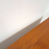 Teak kast met schuine poten en lades uit Zweden