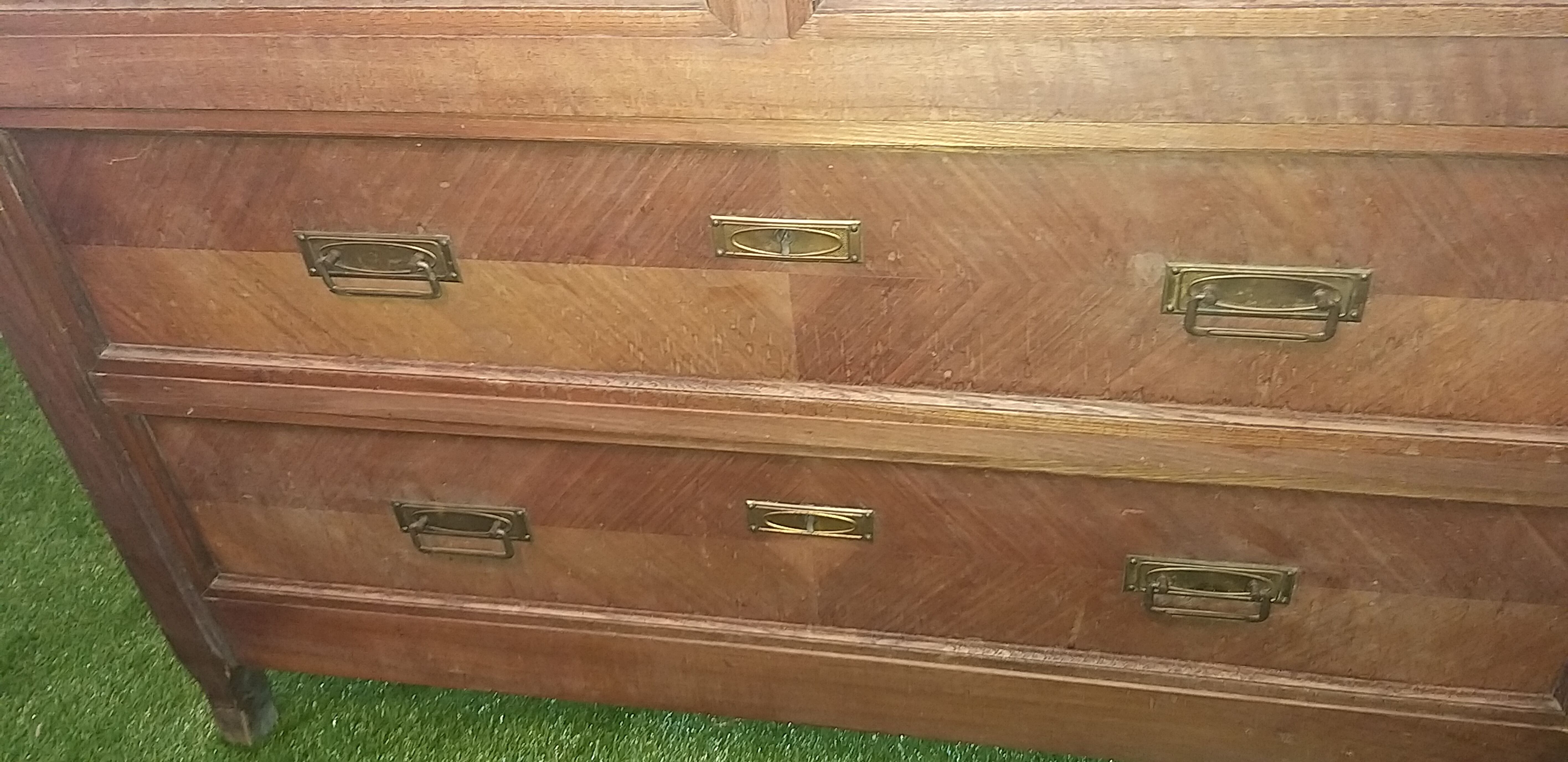 Commodity / wooden and marble toilet table