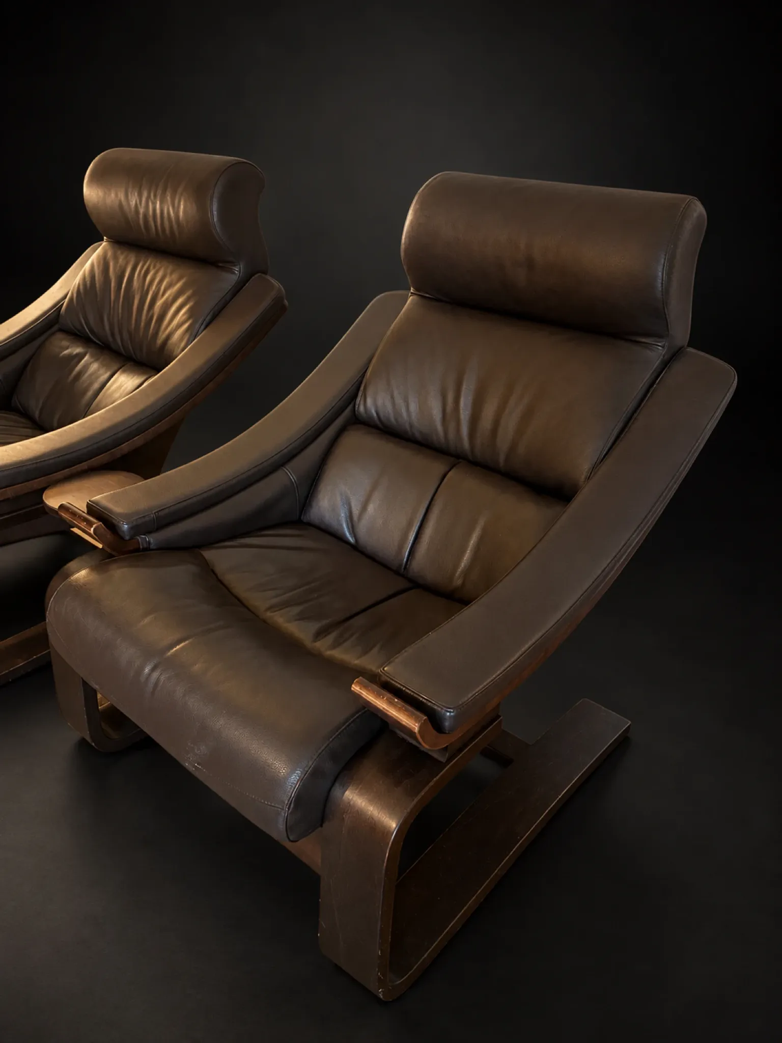 Pair of Kroken armchairs and ottoman — Åke Fribyter, marketed p