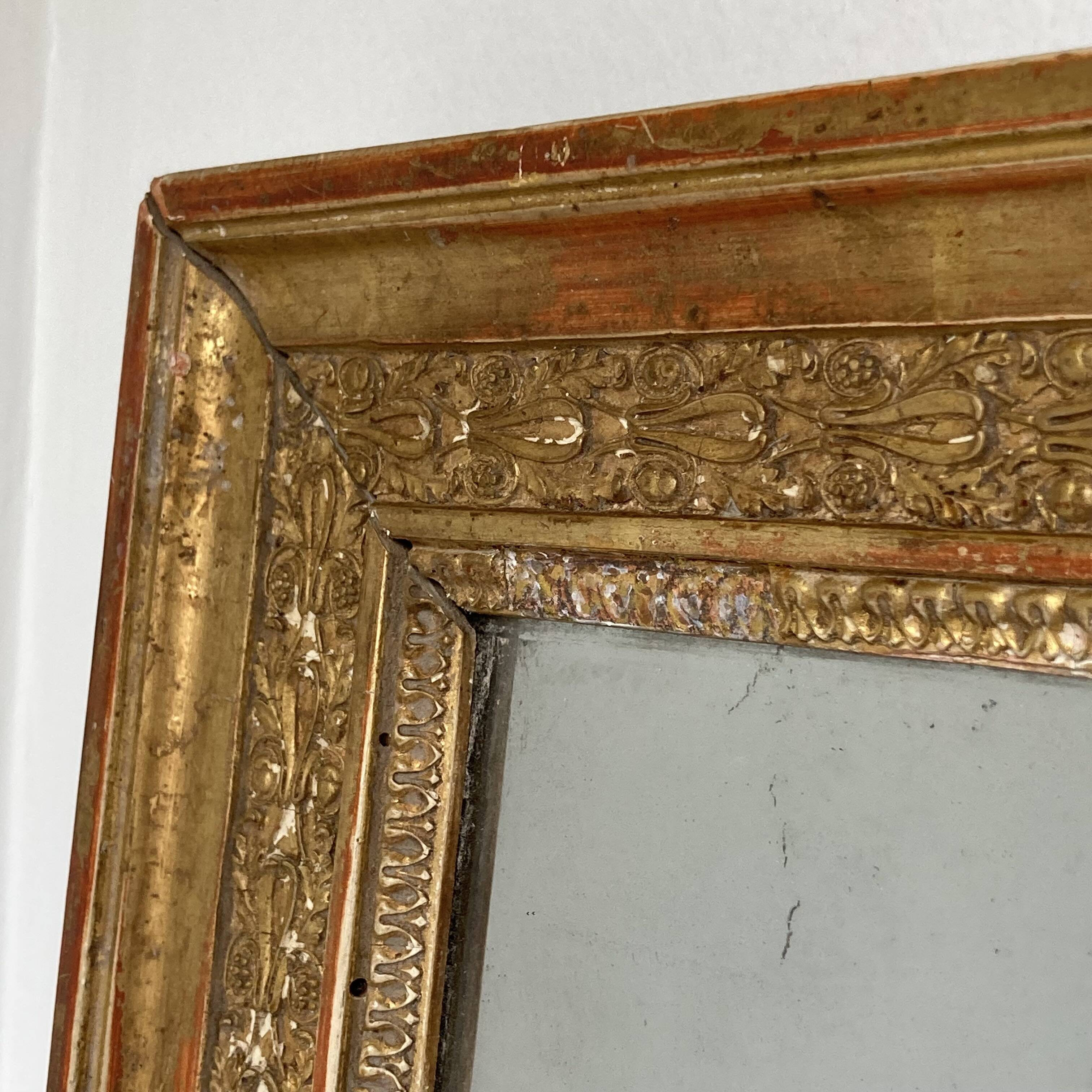 Petit miroir en bois stuqué et doré d’époque Restauration