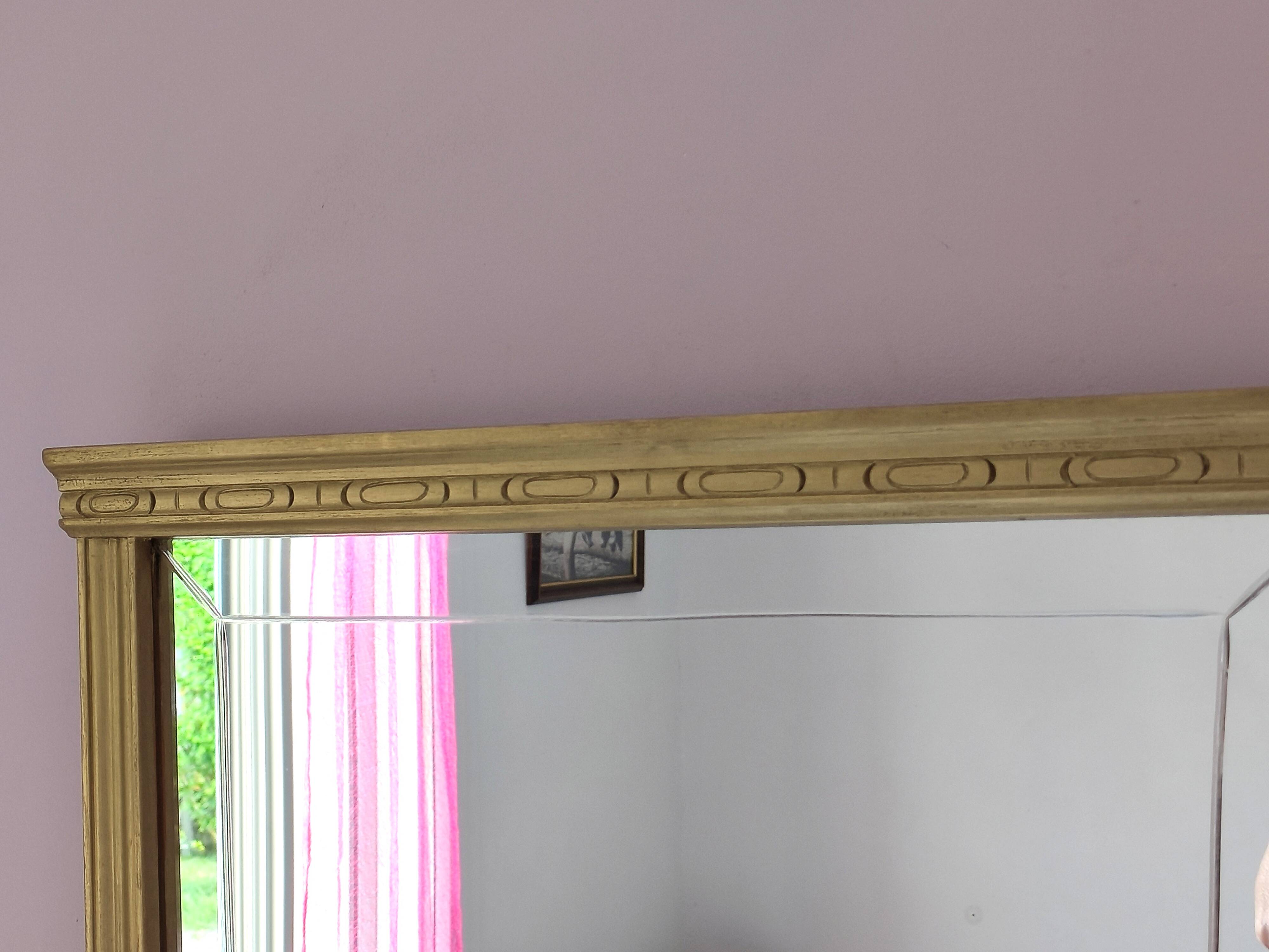 Miroir en bois doré, de forme organique avec une glace biseauté