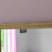 Miroir en bois doré, de forme organique avec une glace biseauté