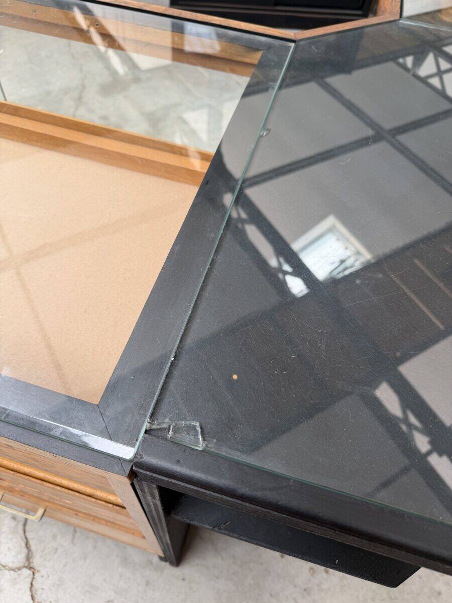 Ancien comptoir vitrine d’angle de maroquinier