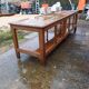 Table de drapier en pin , 2 tiroirs .