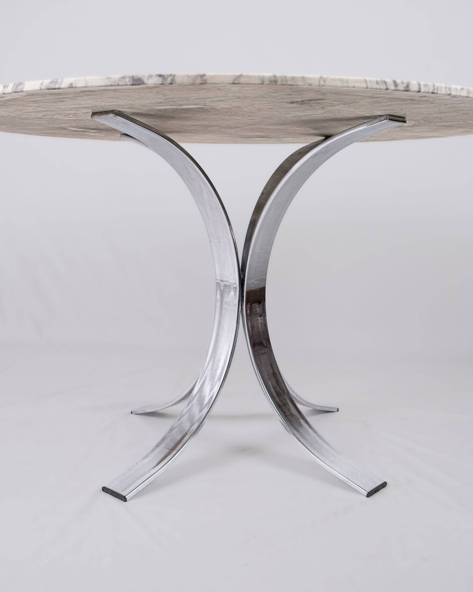 Round marble dining table, made in France, 1970-80.