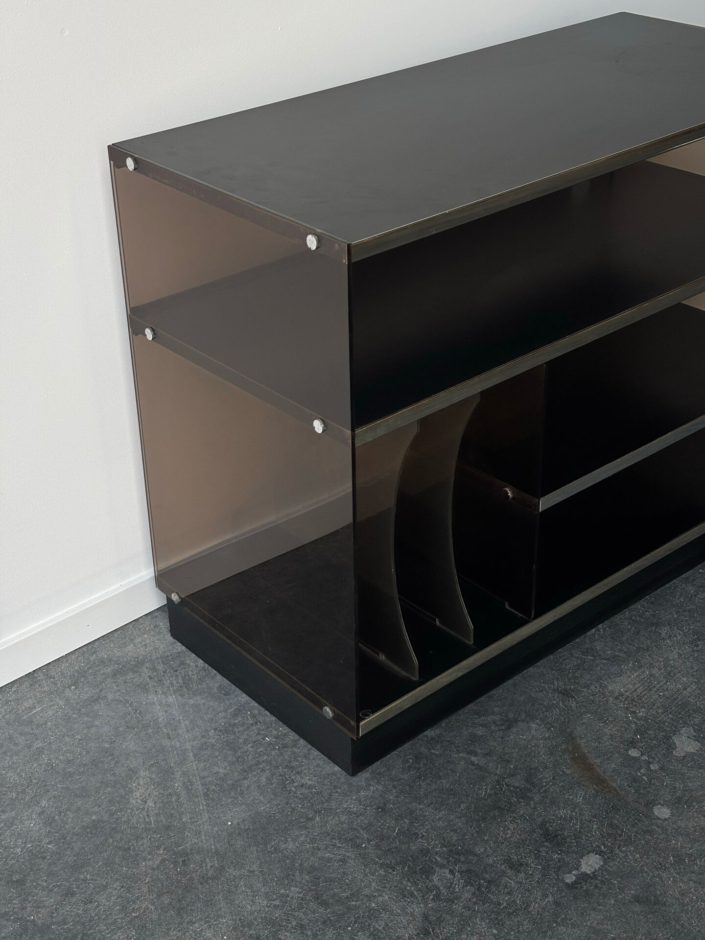 Meuble hi-fi en plexiglas fumé 1970