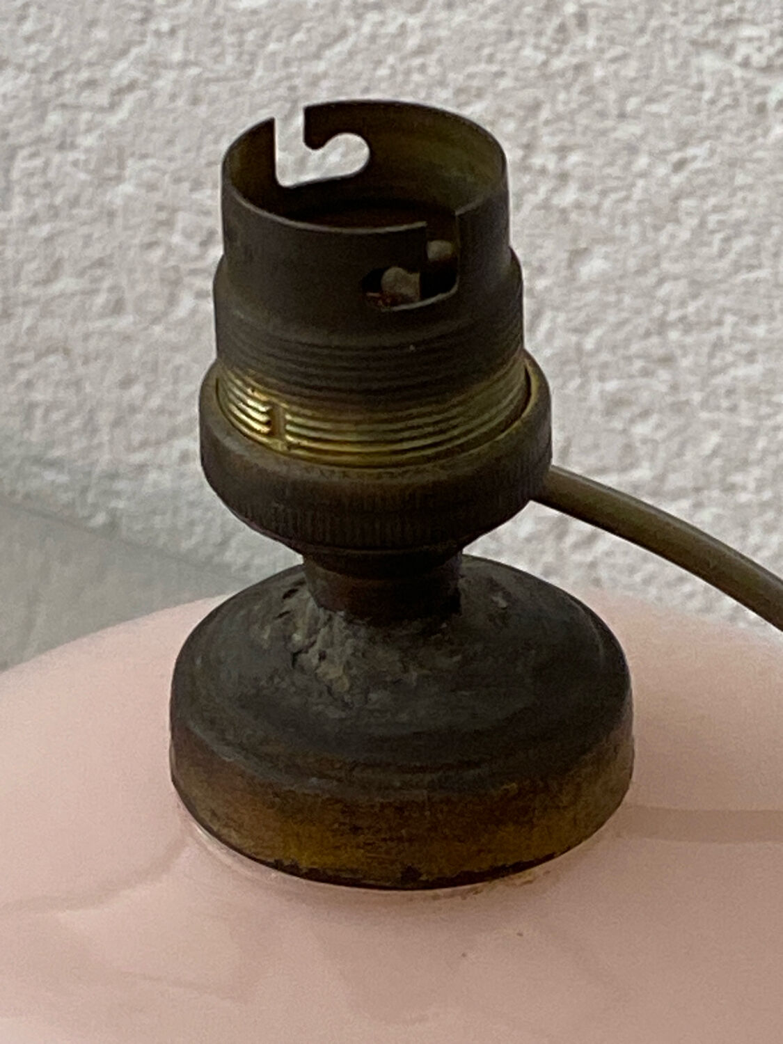 Lampe boule en verre opalin rose pâle