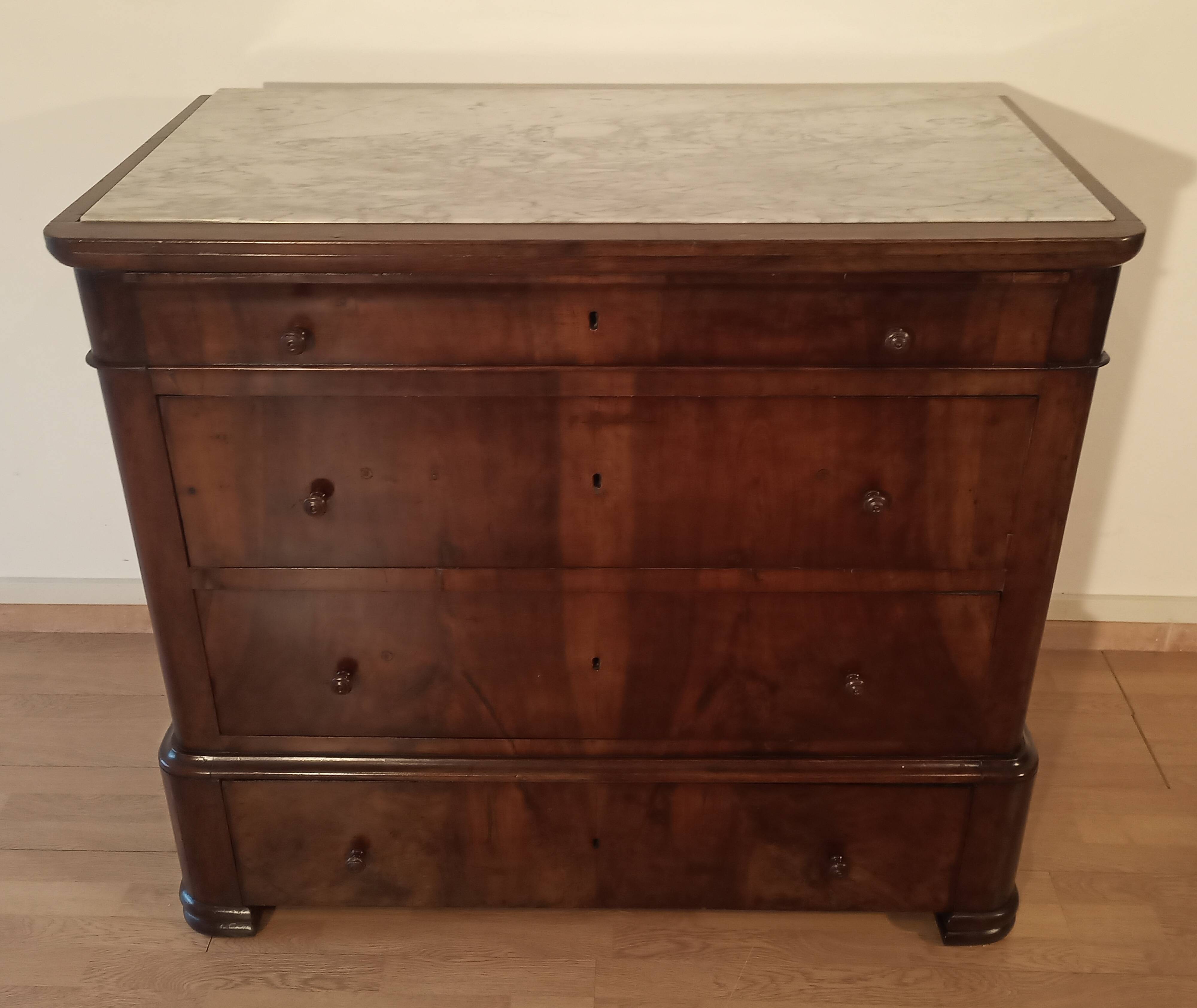 Commode italienne à quatre tiroirs en noyer de la fin du XIXe siècle