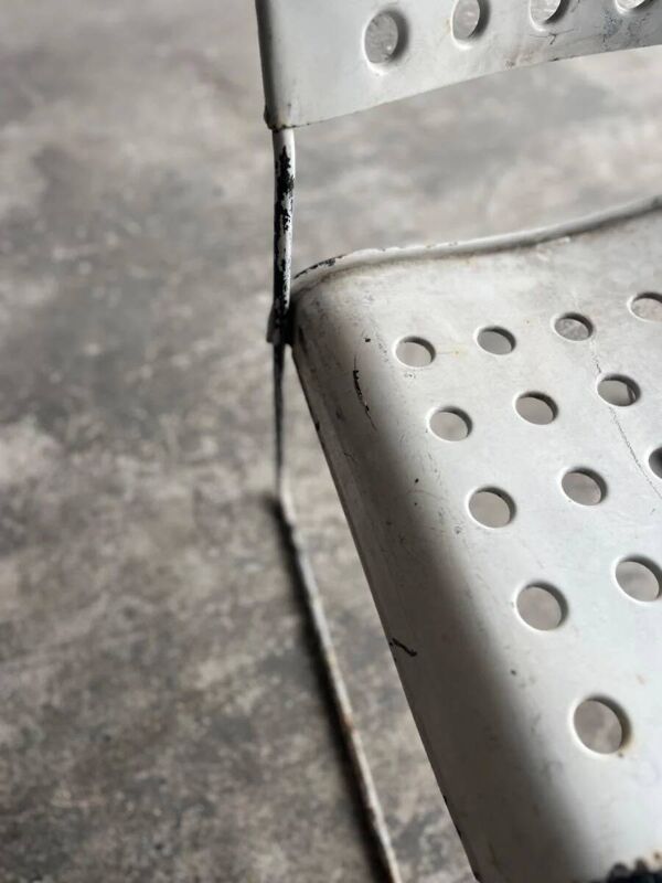 Chaise Omstak en acier laqué blanc, conçue par Rodney Kinsman pour Bieffeplast (1971). Piètement traîneau industriel