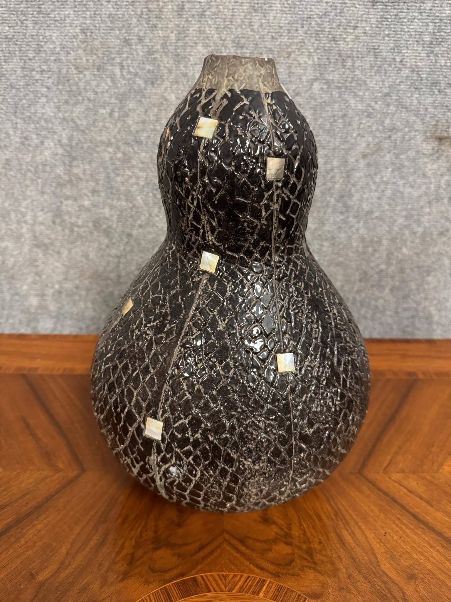Important orientalist vase in textured black ceramic, with mother-of-pearl inlays circa 1930