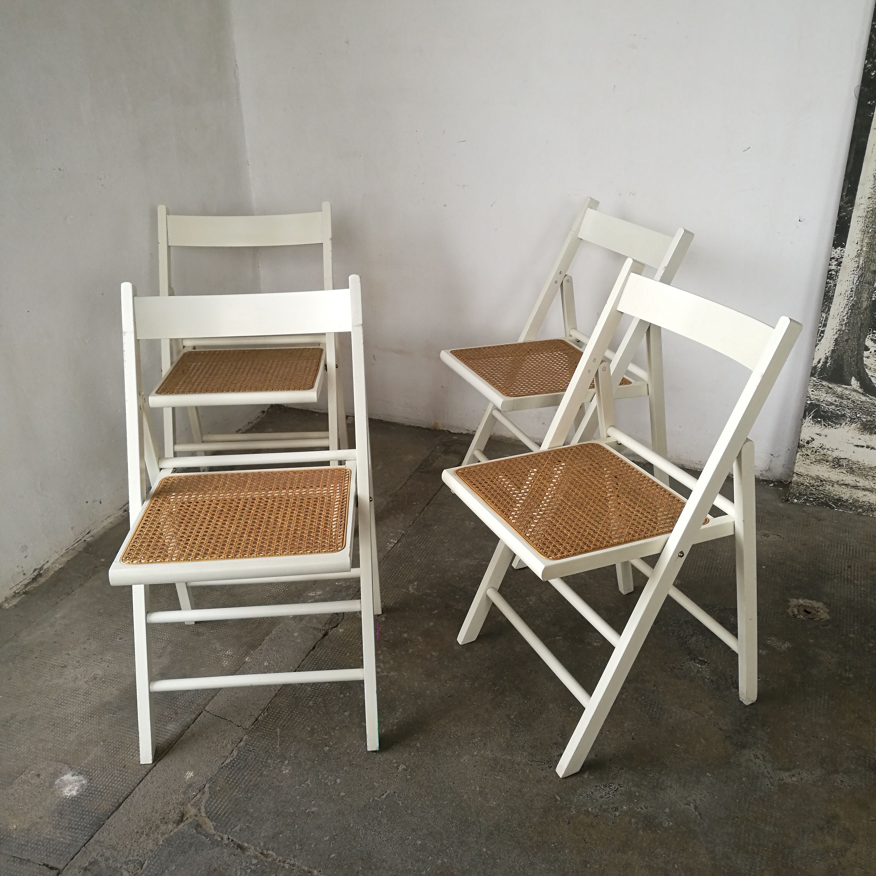 Set of 4 folding chairs, can.