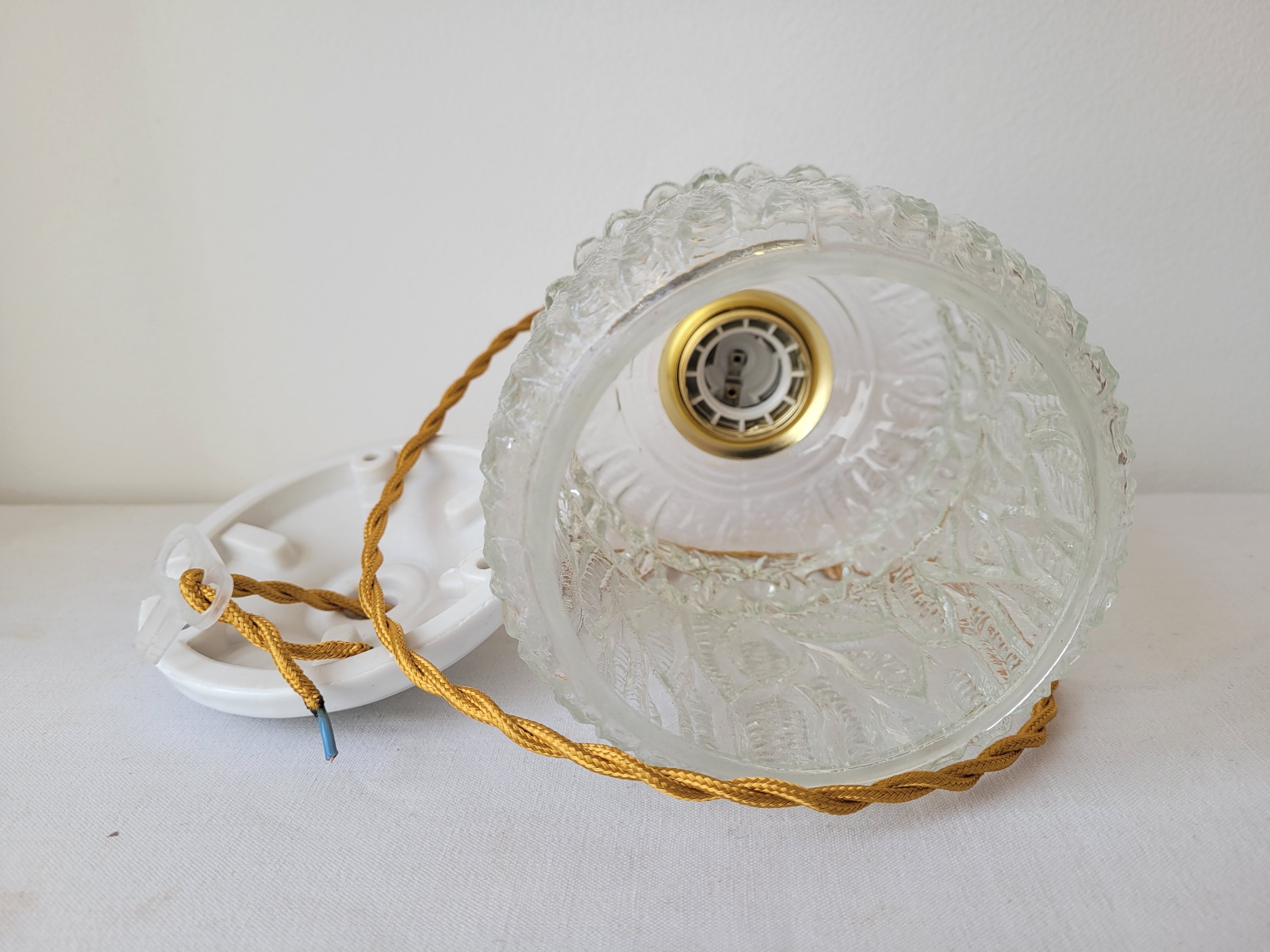 Suspension in scrambled molded glass