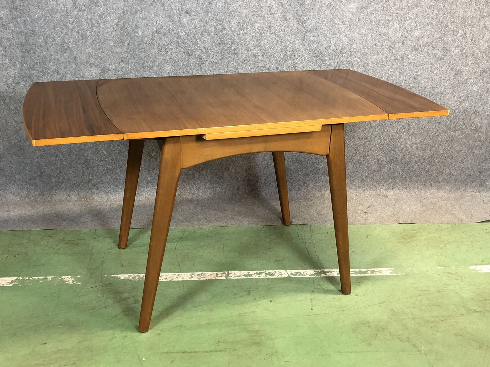 Extendable table of the 1970s