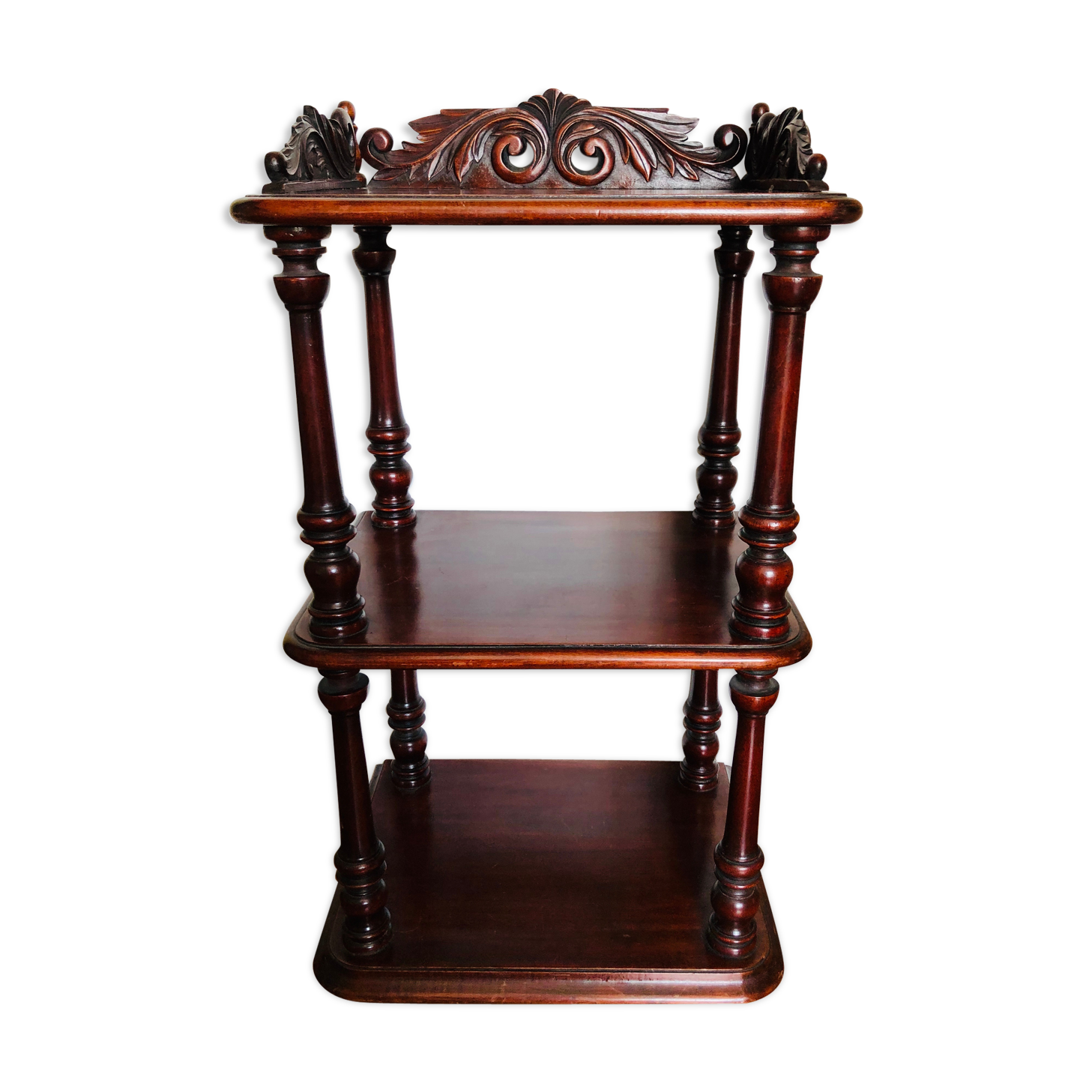 Etagère en bois sculpté