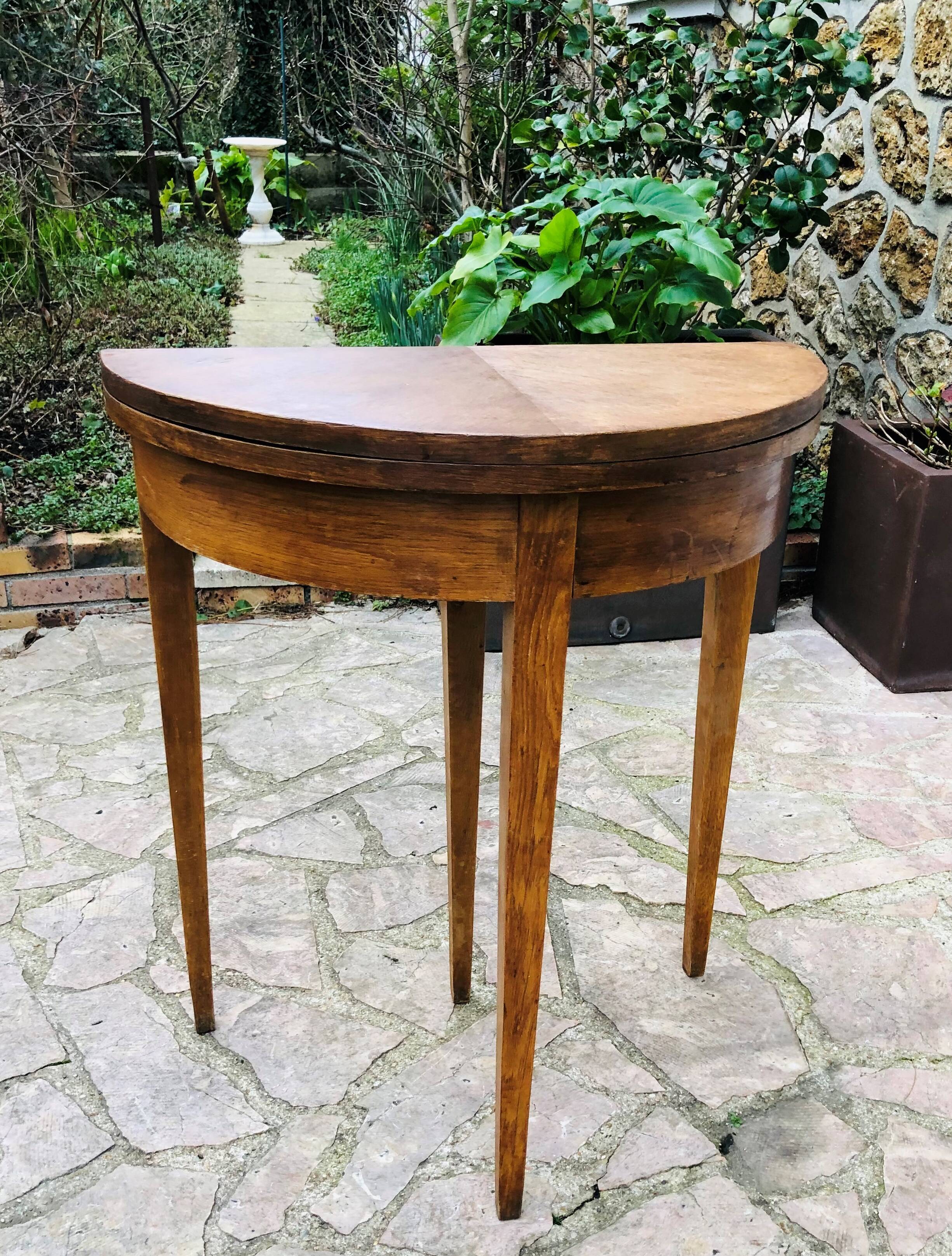 Half moon wallet table