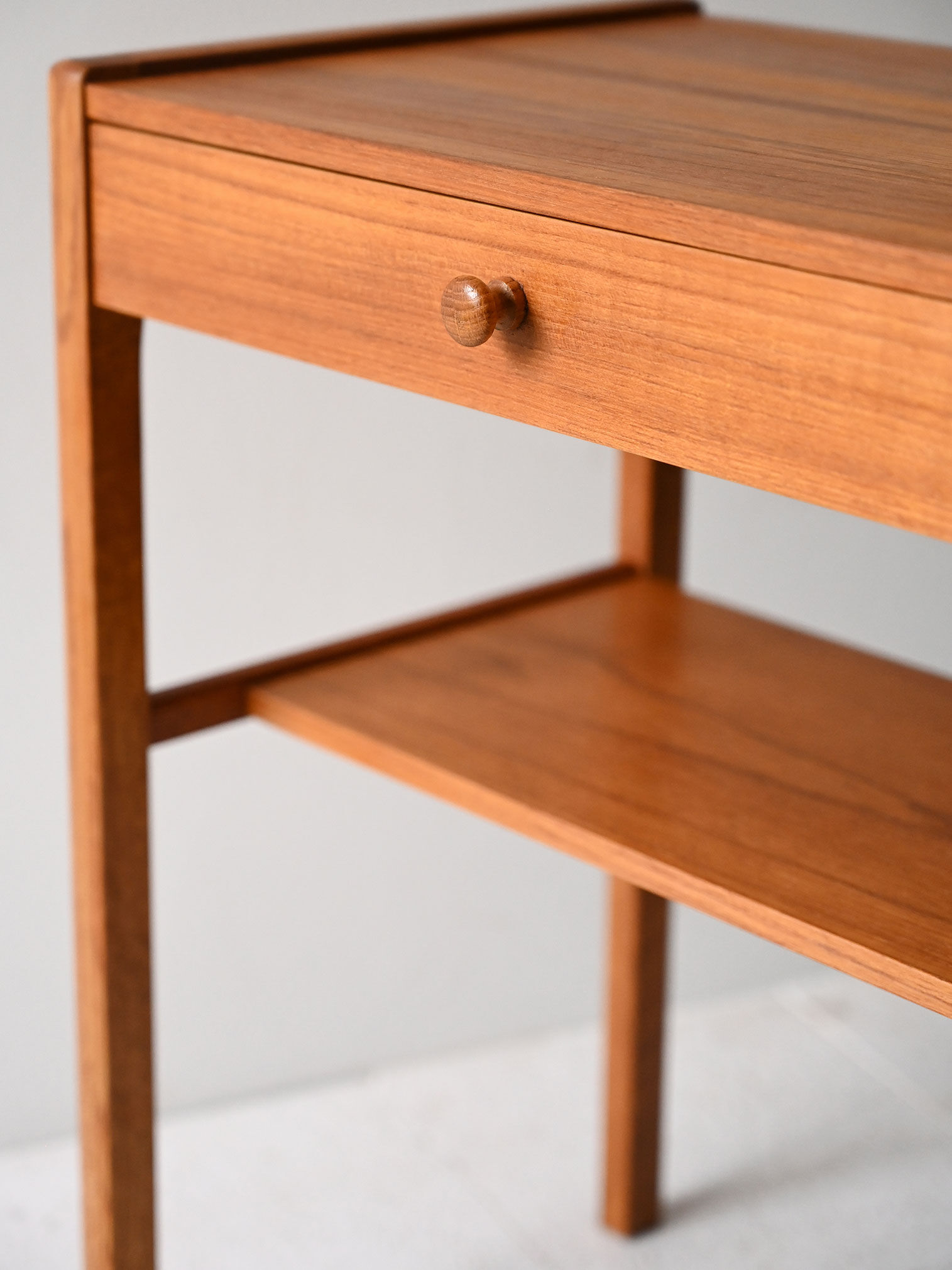 Table de chevet scandinave vintage en teck avec étagère