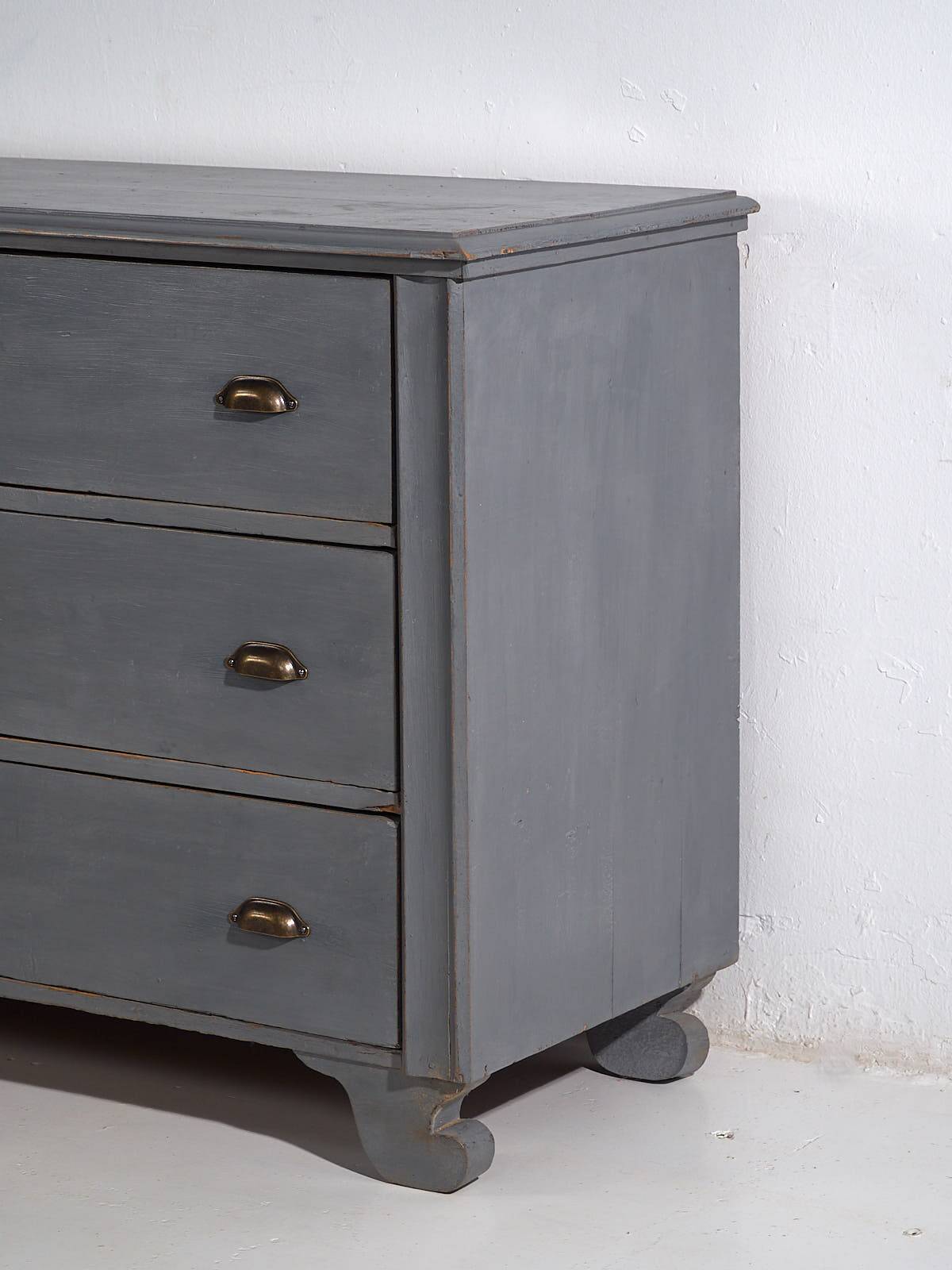 Antique grey chest of drawers (circa 1920)