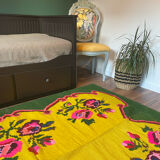 Tapis vintage en laine avec des fleurs roses sur fond vert et jaune fabriqué à la main en Transylvanie