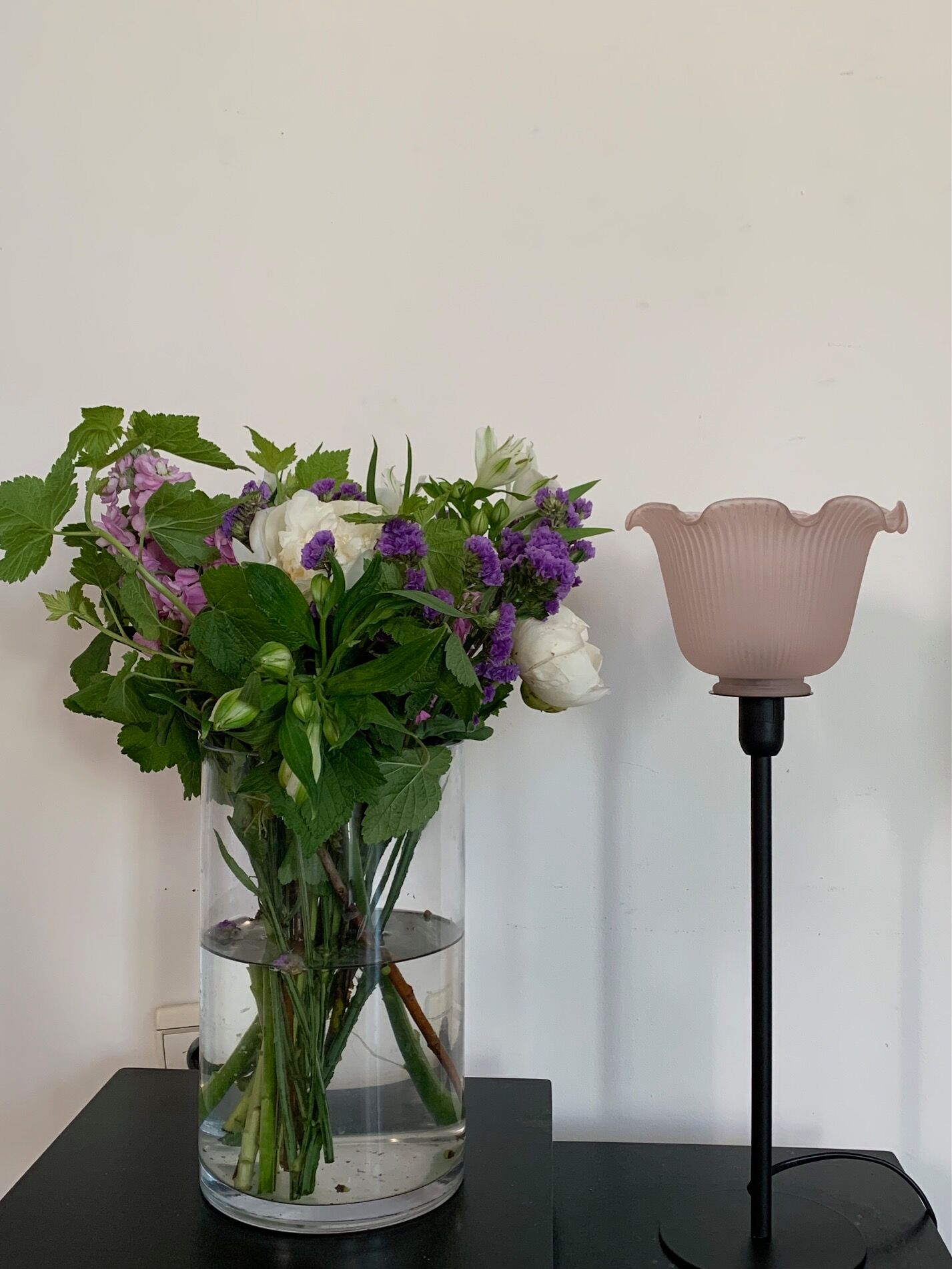 Lampe à poser avec globe en verre strié rose poudré