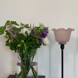 Lampe à poser avec globe en verre strié rose poudré