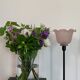 Lampe à poser avec globe en verre strié rose poudré