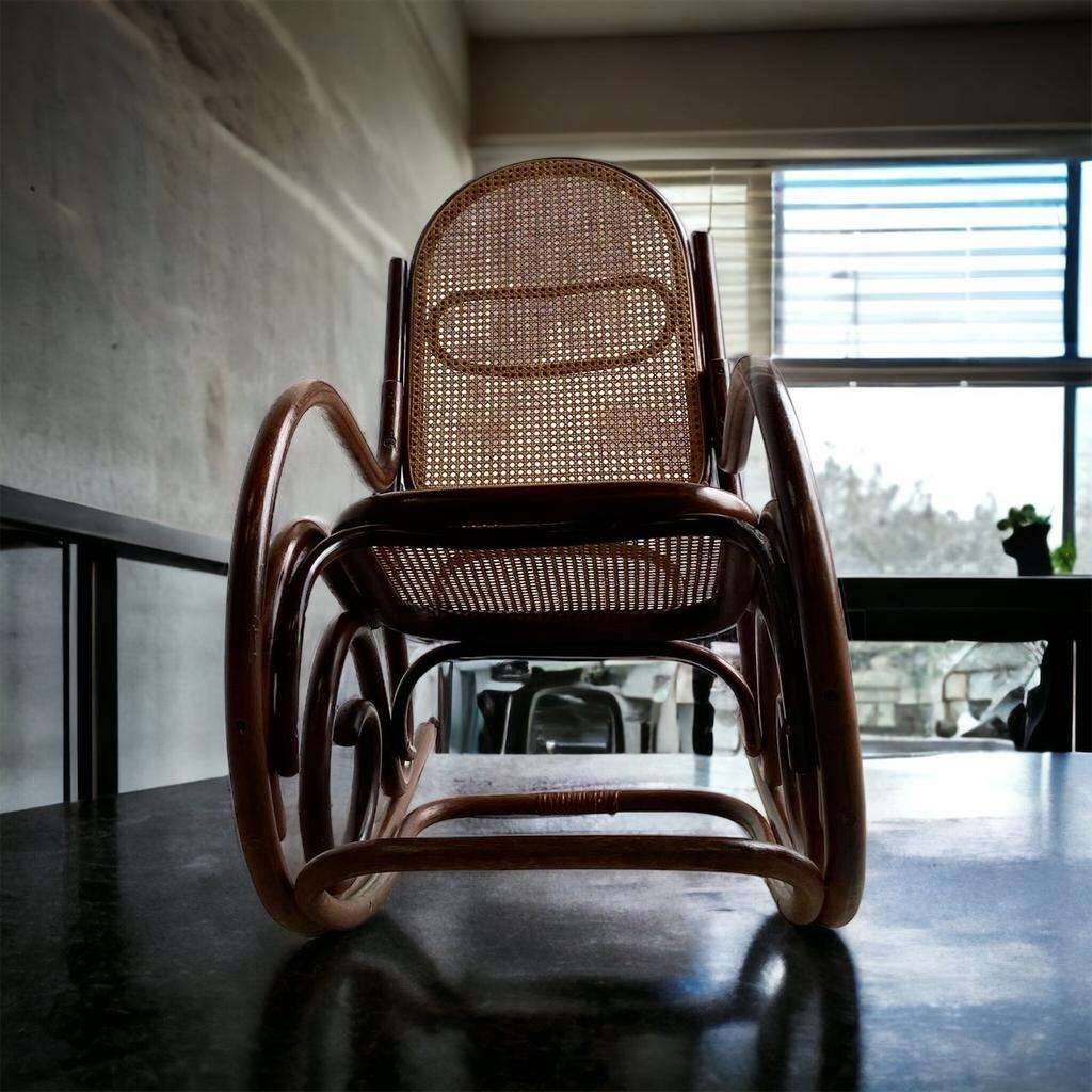 Fauteuil à bascule vintage en rotin