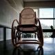 Fauteuil à bascule vintage en rotin