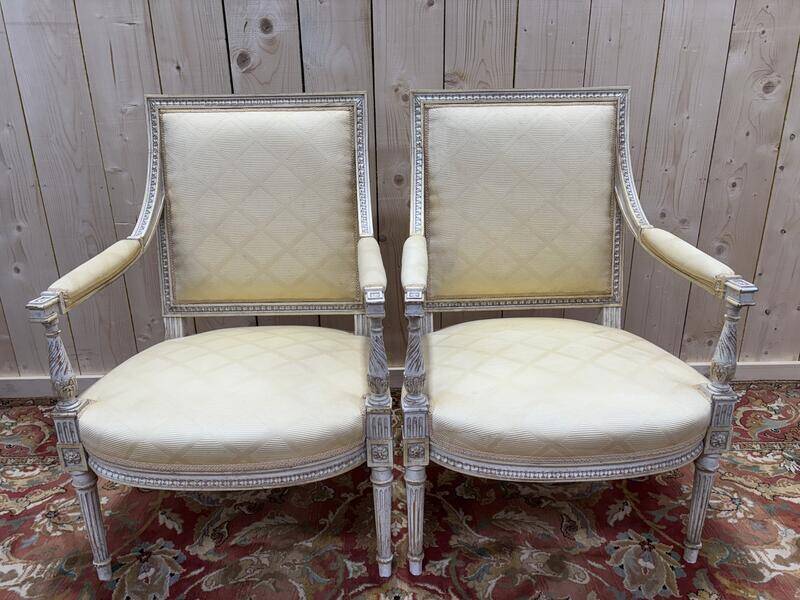 Paire de fauteuils de style Louis XVI en bois patiné