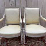 Paire de fauteuils de style Louis XVI en bois patiné