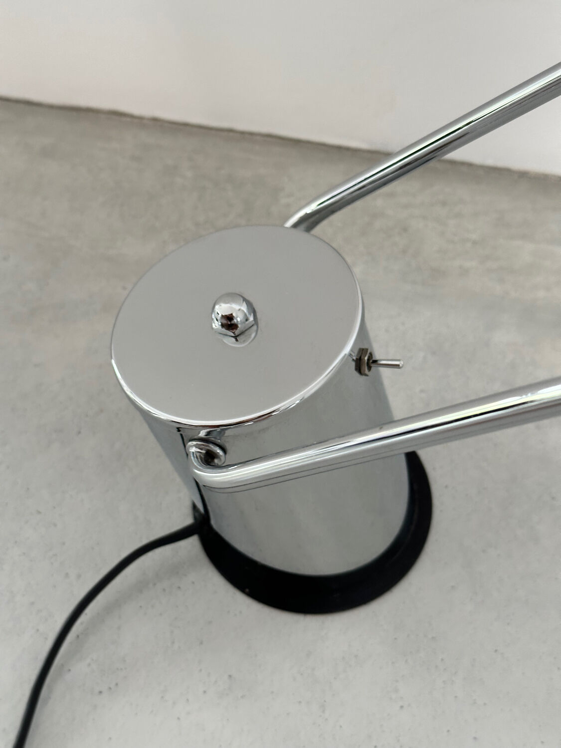 Lampe design de bureau à poser chromée vers 1980