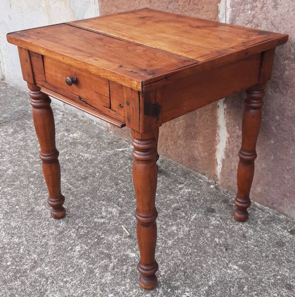 Table basse ou table de chevet en bois. (Avec tiroir)