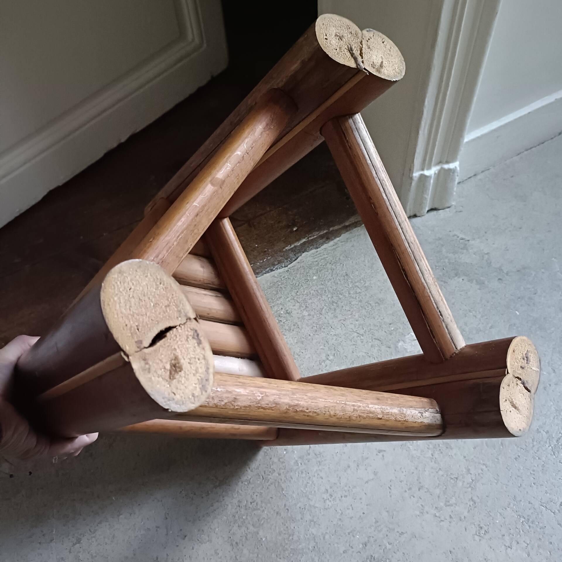 Tabouret en rotin brûlé années 60