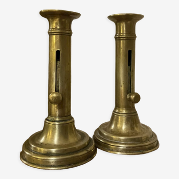 Paire de chandeliers anciens à système en laiton