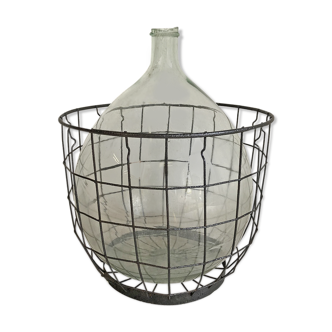 Demijohn and its metal basket